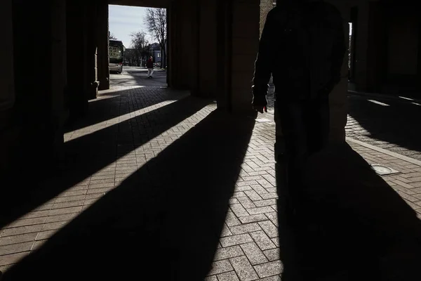 シャウライ リトアニア裏通りに強い午後の影 — ストック写真