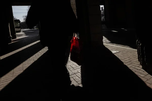 シャウライ リトアニア裏通りに強い午後の影 — ストック写真