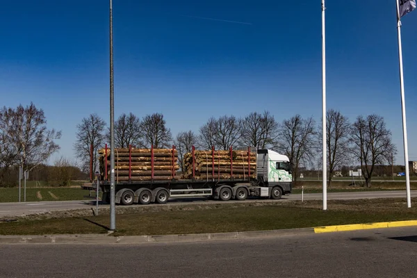立陶宛锡乌利艾 一辆卡车采伐木材 — 图库照片