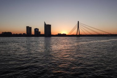 Riga, Letonya Alacakaranlıkta şehir silueti.