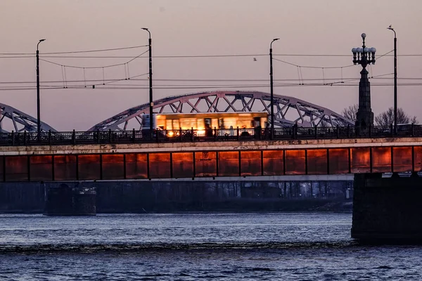 Riga Lettland Floden Daugava Och Bron Vid Solnedgången — Stockfoto
