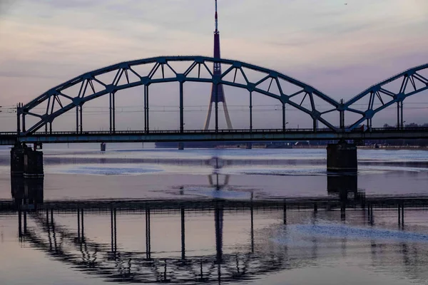 Riga Letonya Gün Doğumunda Daugava Nehri Köprüsü — Stok fotoğraf