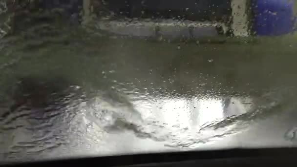 Ένα Αυτοκίνητο Πλένεται Ένα Πλυντήριο Αυτοκινήτων — Αρχείο Βίντεο