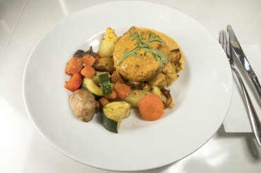 Kırmızı biber soslu et köftesi. Bir İsveç lezzeti,