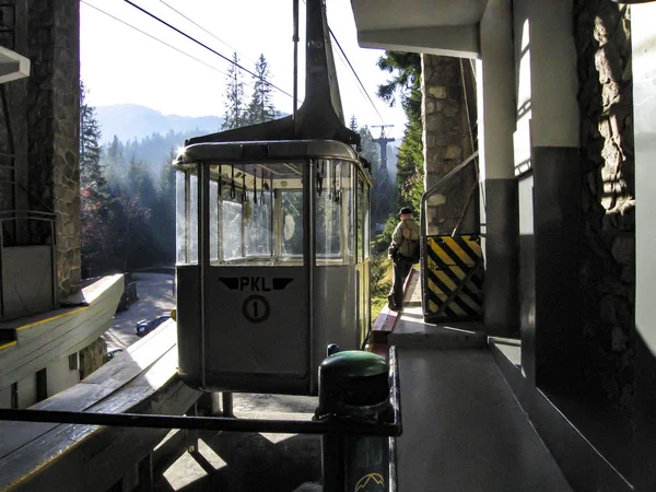 Zakopane Polonia Hombre Espera Junto Pequeño Teleférico Subiendo Las Montañas — Foto de Stock