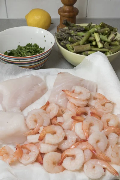 Estocolmo Suécia Preparações Para Jantar Com Bacalhau Camarão Espargos — Fotografia de Stock