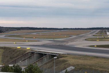 Stockholm, İsveç Arlanda havaalanında boş bir iniş ve kalkış pisti.