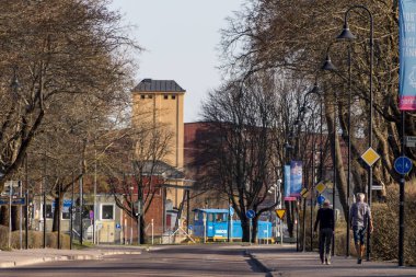 Sandviken, İsveç Yayalar sokakta bir liong yürüyüş.