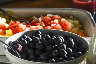 Kahvaltı büfesinde bir kasede yaban mersini.