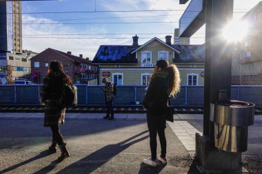 Stockholm, İsveç Commuters Jakobsberg banliyösünde bir tren platformu üzerinde.