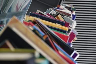 Hjorring, Danimarka Halk Kütüphanesi'nin girişini işaretlemek için bir kitap kulesi.