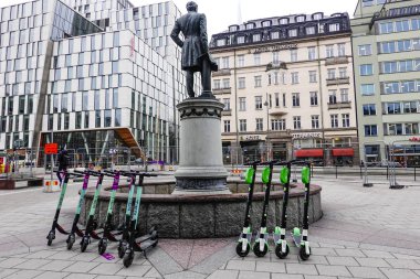 Stockholm, İsveç Rakip şehir mikro mobilite scooter markaları merkez istasyonunda kullanım bekliyor.