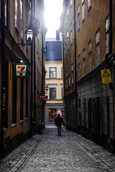 ストックホルム スウェーデンの歩行者がガムラスタンまたは旧市街の冬の光の中で — ストック写真