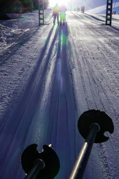 奥尔萨 达拉纳省 瑞典滑雪者在奥萨滑雪胜地滑雪缆车 — 图库照片