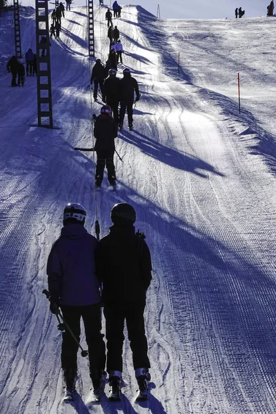 奥尔萨 达拉纳省 瑞典滑雪者在奥萨滑雪胜地滑雪缆车 — 图库照片