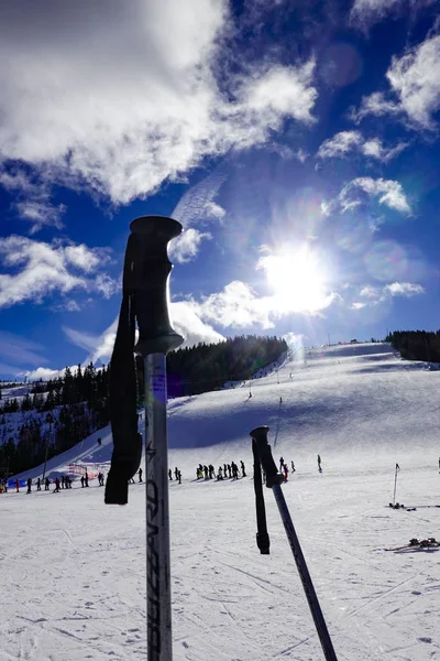 晴れた日にオルサスキーリゾートのスキーリフトで並んだスウェーデンのダウンヒルスキーヤー ダラルナ州オルサ — ストック写真