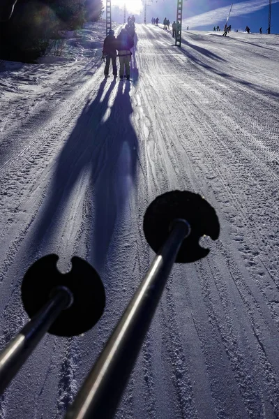 奥尔萨 达拉纳省 瑞典滑雪者在奥萨滑雪胜地滑雪缆车 — 图库照片