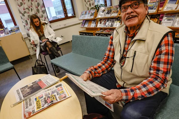 Estocolmo Suécia Homem Sênior Lendo Jornal Biblioteca Local — Fotografia de Stock