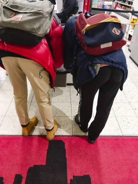 Helsinki Finlandia Dos Hombres Con Mochilas Comprando Supermercado — Foto de Stock