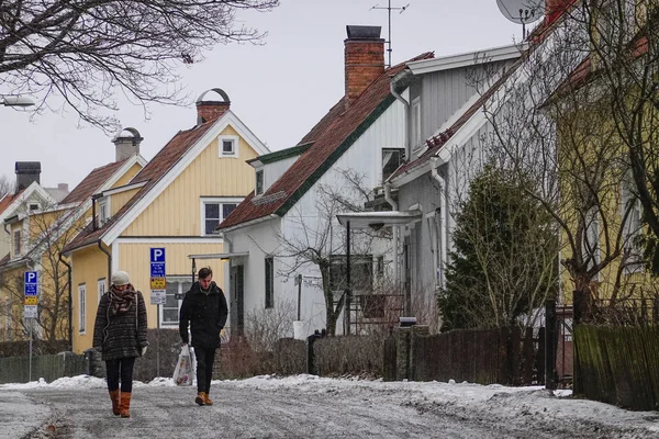 ストックホルム 冬のエンスケデ居住郊外のスウェーデンの歩行者 — ストック写真