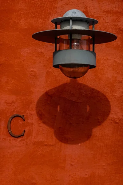 Hjorring Dánsko Ročník Pouliční Lampy Červené Stěně — Stock fotografie
