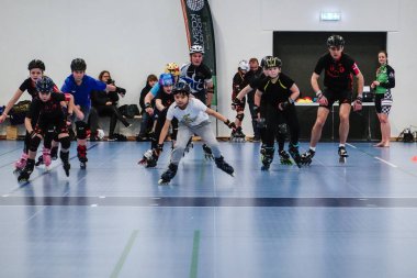 Hjorring, Danimarka yerel spor salonunda bir paten hız yarışı yarışması.