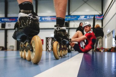 Hjorring, Danimarka yerel spor salonunda bir paten hız yarışı yarışması.