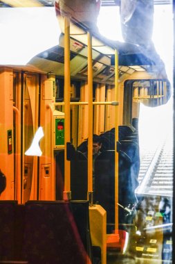 Stockholm, İsveç Tvarbana tramvay bir tramvay sürücüsü ayağa kalkar ve sürücüler.