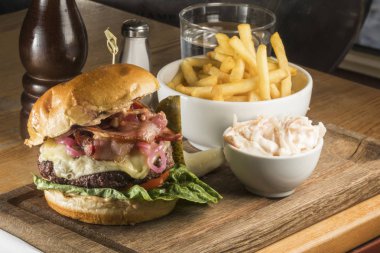 Stockholm, İsveç Patates kızartması ve coleslaw ile bir kbacon cheeseburger.