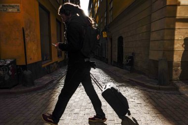 Stockholm, İsveç Gamla Stan veya Old Town kış ışığında Yayalar.