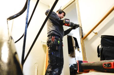 Stockholm, İsveç Bir apartman dairesine güvenlik kapısı kuran bir müteahhit.