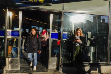 Stockholm, İsveç Commuters Jakobsberg banliyösünde bir tren platformu üzerinde.