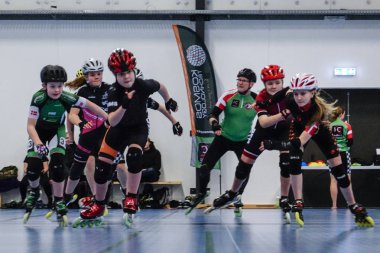 Hjorring, Danimarka yerel spor salonunda bir paten hız yarışı yarışması.