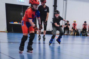 Hjorring, Danimarka yerel spor salonunda bir paten hız yarışı yarışması.