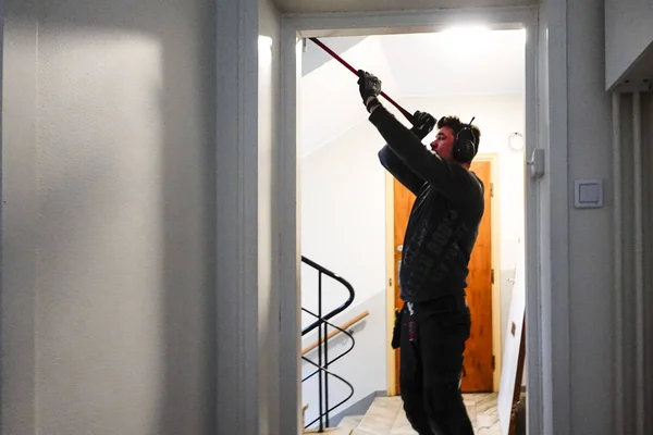 Stockholm Schweden Ein Bauunternehmer Installiert Eine Sicherheitstür Einer Wohnung — Stockfoto
