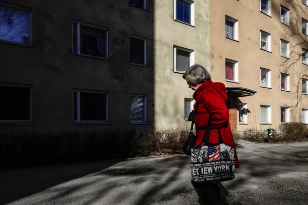 Estocolmo Suecia Una Mujer Mayor Caminando Jakobsberg Centrum Centro Residencial —  Fotos de Stock