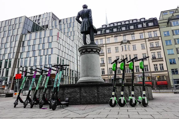 Stockholm, İsveç Rakip şehir mikro mobilite scooter markaları merkez istasyonunda kullanım bekliyor.