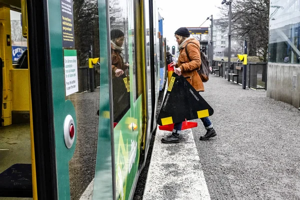 Stockholm Suède Une Femme Monte Dans Tramway Avec Des Panneaux — Photo