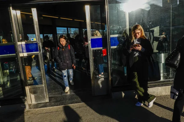 Стокгольм Швеция Приезжает Железнодорожную Платформу Пригороде Якоби — стоковое фото