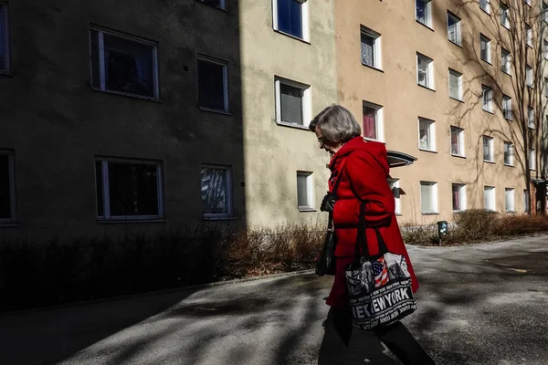 Estocolmo Suecia Una Mujer Mayor Caminando Jakobsberg Centrum Centro Residencial —  Fotos de Stock
