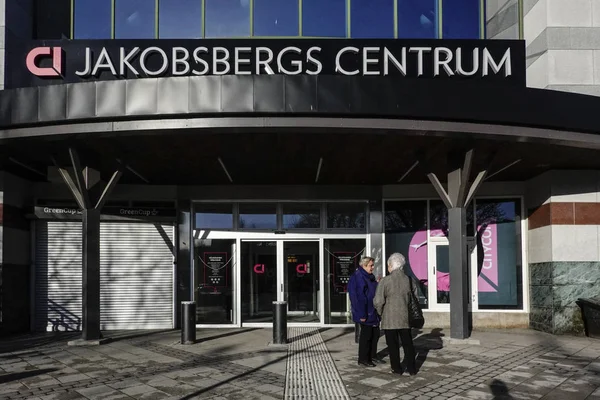 Estocolmo Suécia Duas Senhoras Seniores Fora Jakobsberg Centrum Centro Suburbano — Fotografia de Stock