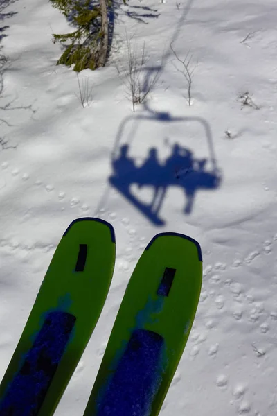 オルサ ダラルナ州 オルサスキーリゾートのスキーリフトでスウェーデンのスキーヤー — ストック写真