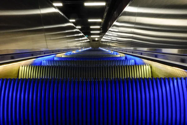 Stockholm Schweden Eine Rolltreppe Leuchtet Den Schwedischen Farben Vorort Hallonbergen — Stockfoto