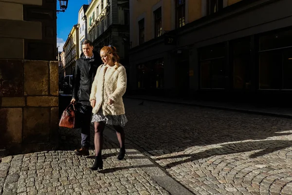 Estocolmo Suecia Una Pareja Caminando Gamla Stan Ciudad Vieja —  Fotos de Stock