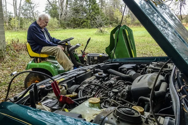 Washington Usa Homme Âgé Sur Une Tondeuse Gazon Essaie Démarrer — Photo