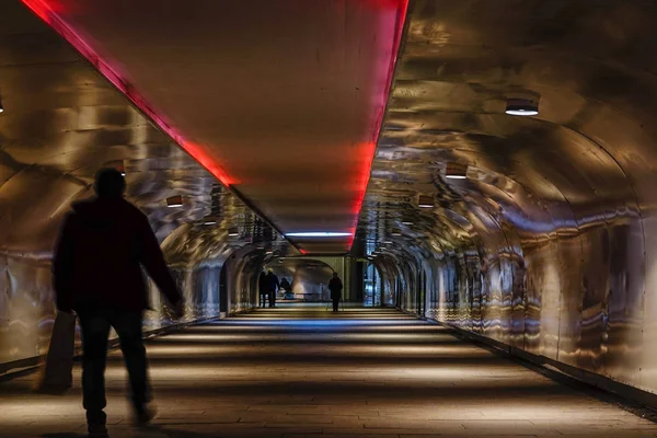 Estocolmo Suecia Gente Túnel Peatonal Que Conduce Tren Jakobsberg Centrum — Foto de Stock