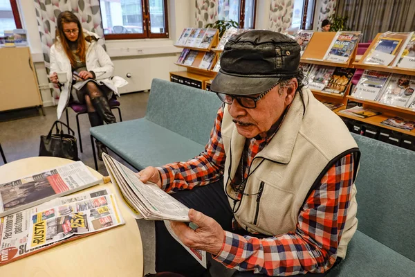 Stoccolma Svezia Anziano Che Legge Giornale Nella Biblioteca Locale — Foto Stock