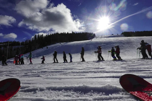 达拉纳省 瑞典下坡滑雪者在阳光明媚的一天在奥萨滑雪胜地的滑雪缆车上排队等候 — 图库照片