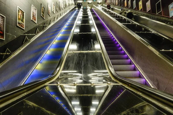 Estocolmo Suecia Una Escalera Mecánica Iluminada Los Colores Suecos Suburbio — Foto de Stock