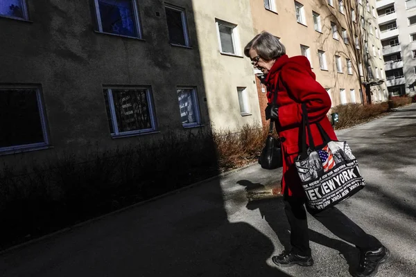Estocolmo Suecia Una Mujer Mayor Caminando Jakobsberg Centrum Centro Residencial —  Fotos de Stock